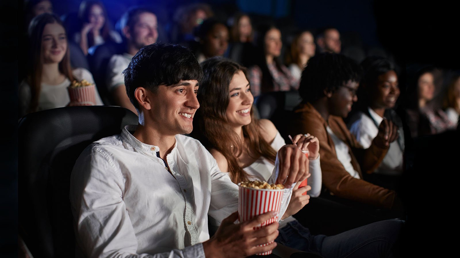 pareja en el cine sonriendo