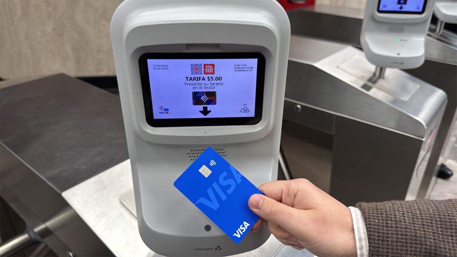 Tarjeta Visa contactless pagando el metro en Mexico